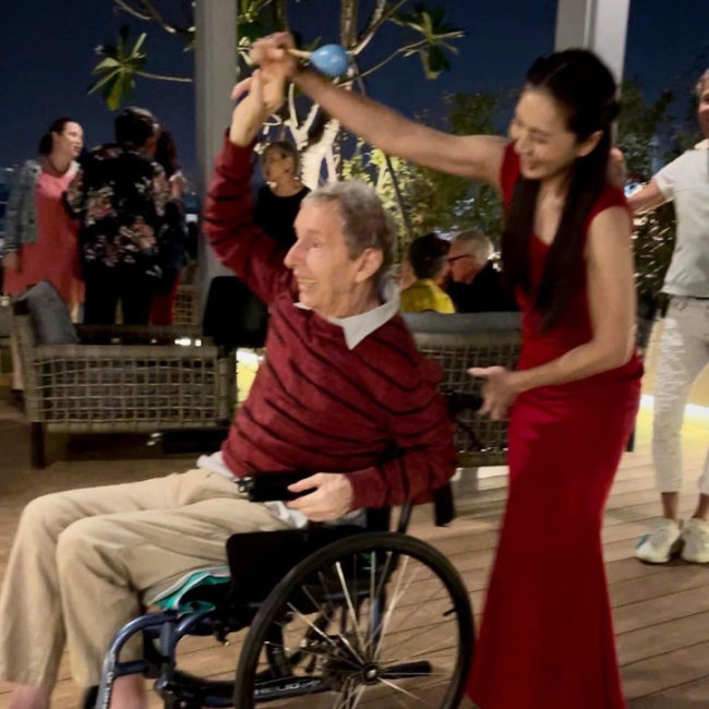 Mann im Rollstuhl mit Frau beim Tanzen