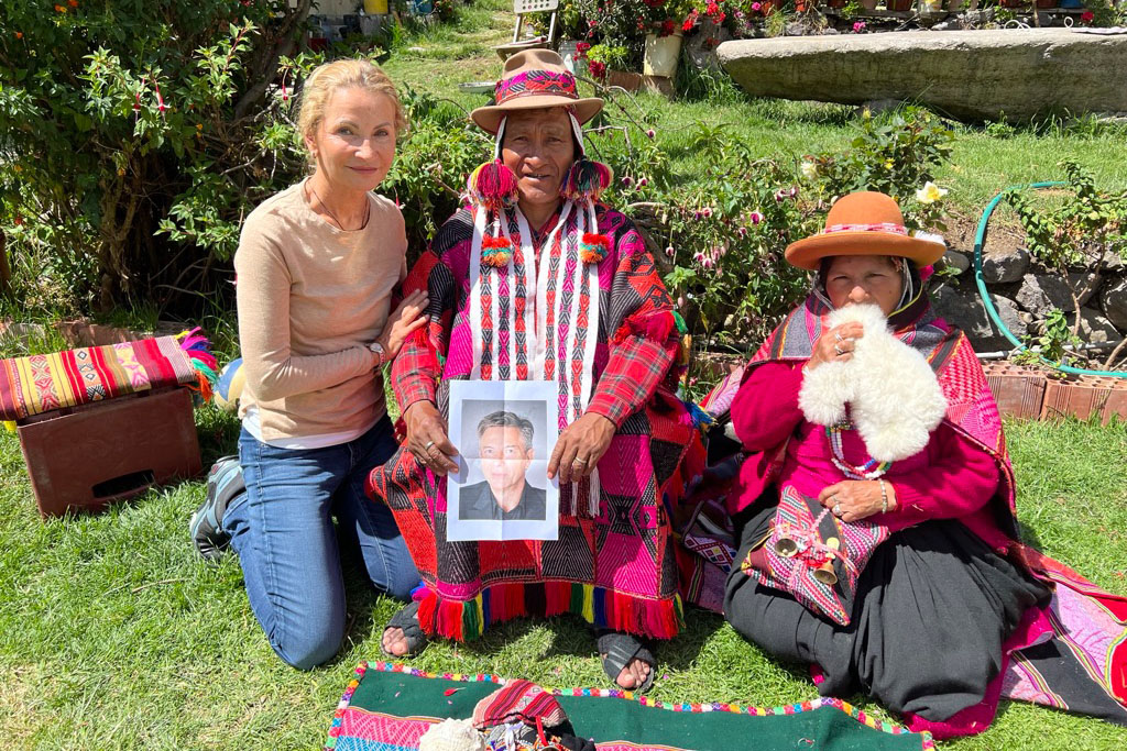 Ann Amann mit Shamanen in Peru bei einer Zeremonie für ihren verstorbenen Mann Martin